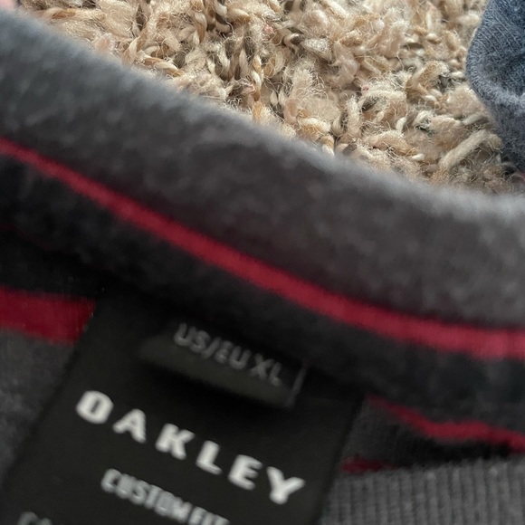 Men’s striped Oakley Tee - Picture 2 of 2